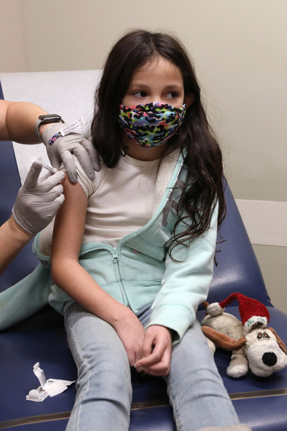 Milia Yaniz receives a vaccine